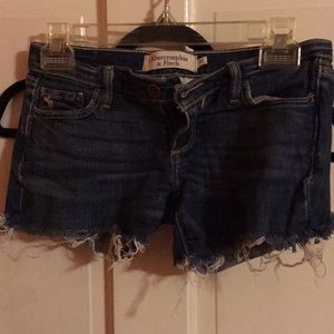 Frayed Abercrombie & Fitch shorts darker wash